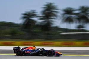Red Bull de Verstappen en Sepang rodando junto a palmeras en los primeros libres del Gran Premio de Bahréin