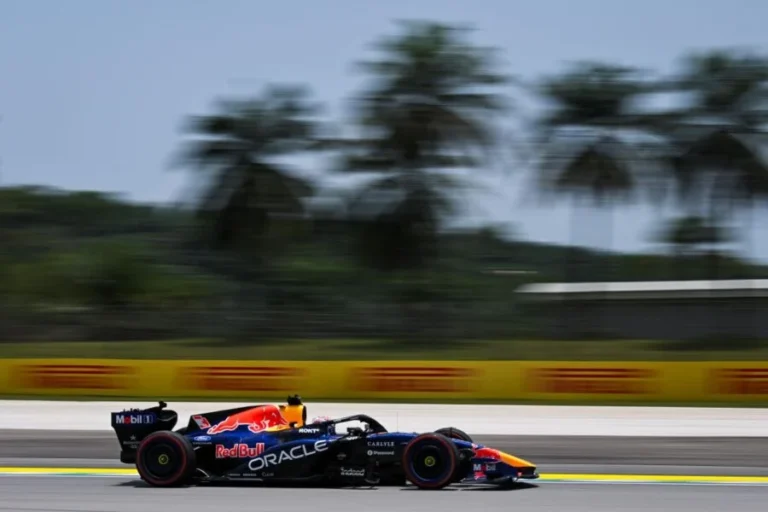 Red Bull de Verstappen en Sepang rodando junto a palmeras en los primeros libres del Gran Premio de Bahréin