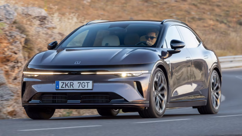 Zeekr 7GT gris oscuro circulando por una carretera de montaña, vista frontal