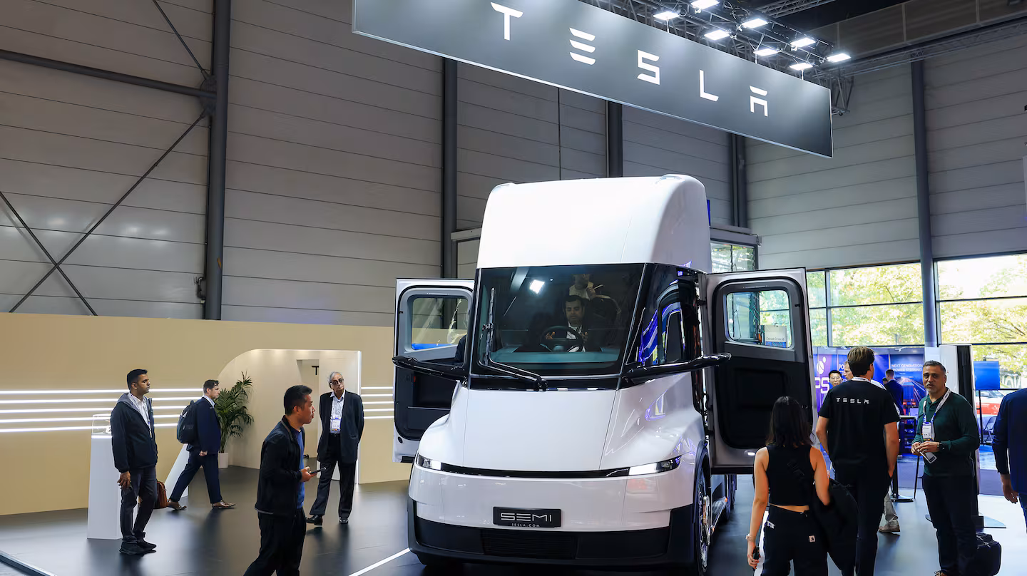 Tesla inaugura una nueva fábrica del Semi y recibe un pedido de 2.500 camiones eléctricos