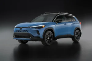 Toyota Corolla Cross Hybrid XSE azul con techo negro en un estudio, vista de tres cuartos delantera