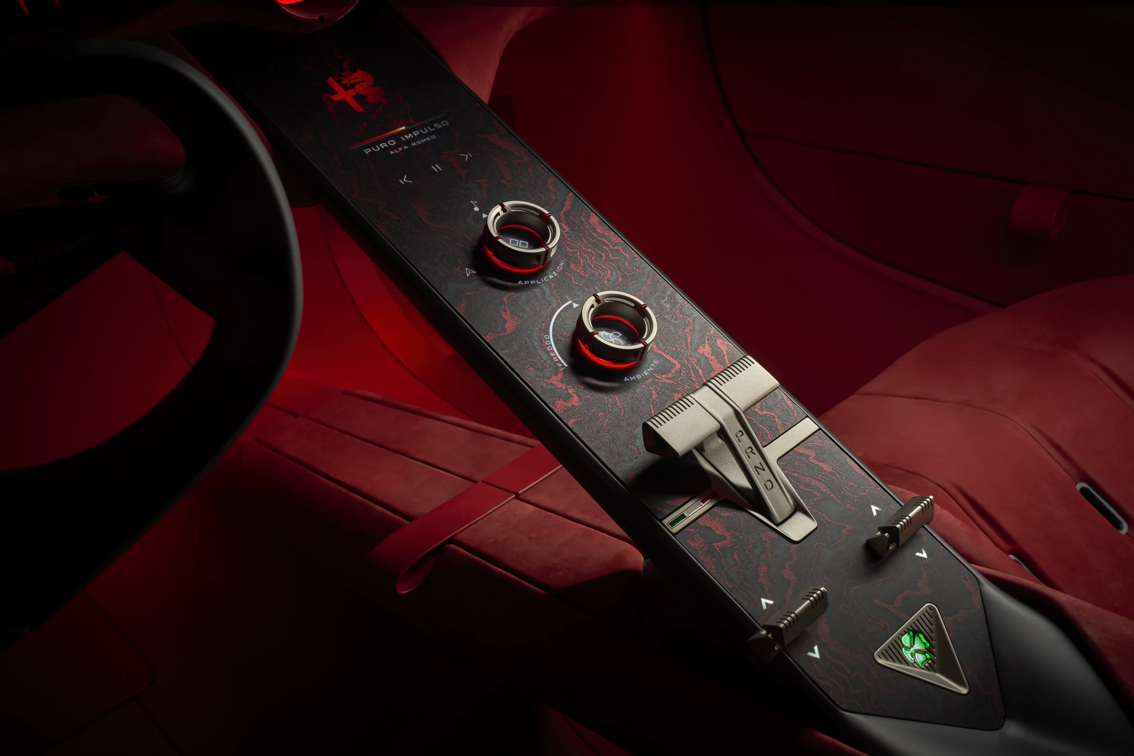 Consola del túnel central del Alfa Romeo Cuorerosso, con mandos giratorios y selector de modos de conducción