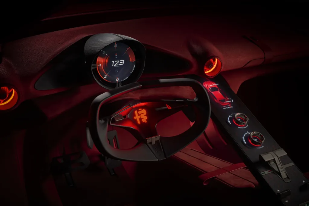 Cuadro de instrumentos y volante del Alfa Romeo Cuorerosso, iluminados en rojo