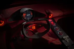 Cuadro de instrumentos y volante del Alfa Romeo Cuorerosso, iluminados en rojo