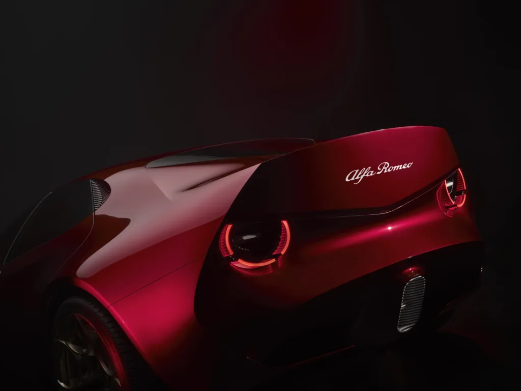 Detalle de la zaga del Alfa Romeo Cuorerosso: Scudetto en la luneta y luz circular roja