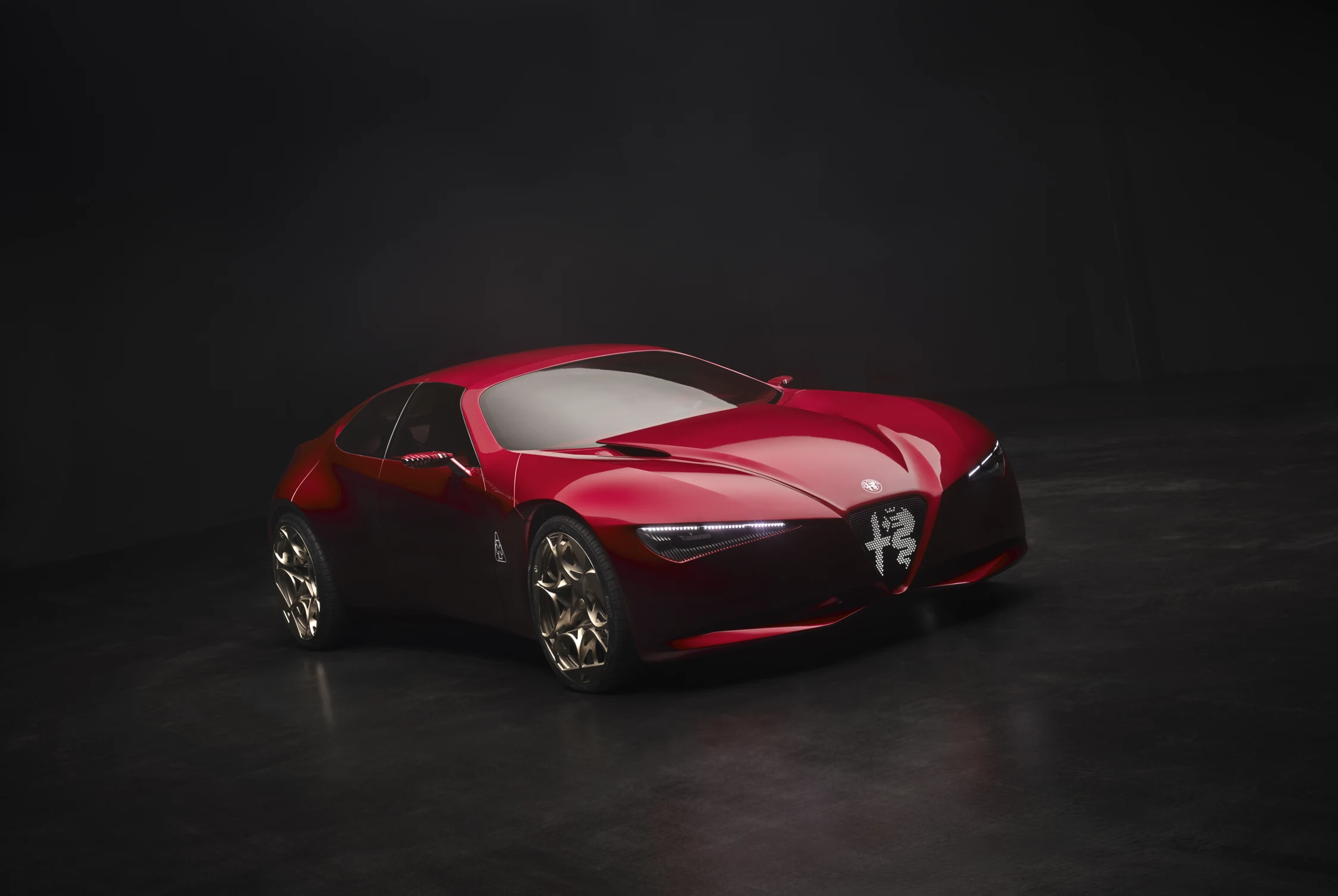 Alfa Romeo Cuorerosso en un estudio oscuro, visto de frente en tres cuartos