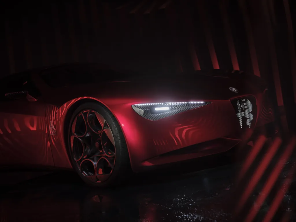 Frente del Alfa Romeo Cuorerosso: faro delgado, Scudetto iluminado y llanta de diseño forjado