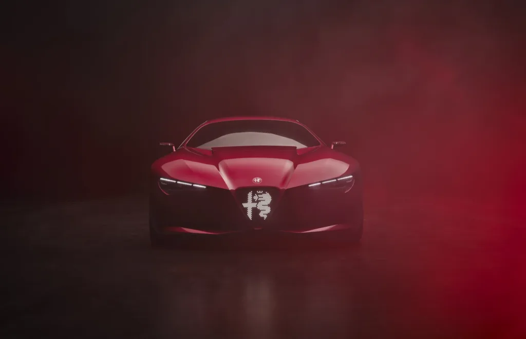 Frente del Alfa Romeo Cuorerosso entre humo rojo, con el Scudetto iluminado