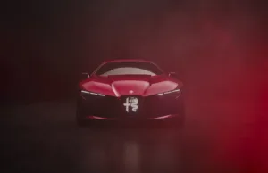 Frente del Alfa Romeo Cuorerosso entre humo rojo, con el Scudetto iluminado