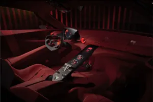 Interior del Alfa Romeo Cuorerosso: tapizado rojo, consola central alargada y volante de tres radios
