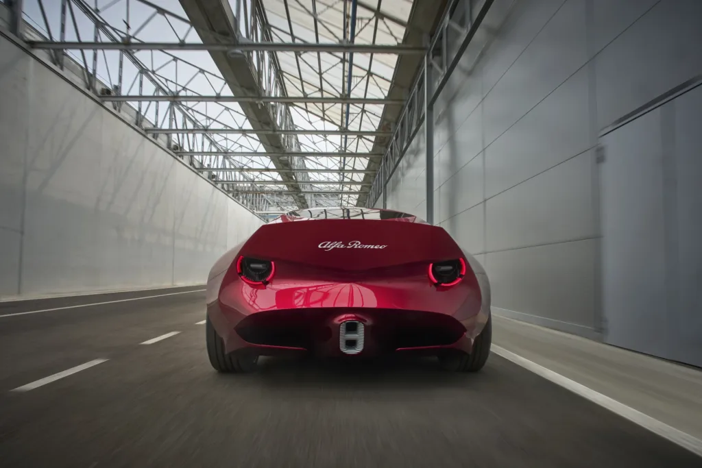 Parte trasera del Alfa Romeo Cuorerosso: luneta con forma de Scudetto y dos luces circulares