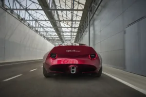 Parte trasera del Alfa Romeo Cuorerosso: luneta con forma de Scudetto y dos luces circulares