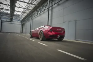 Alfa Romeo Cuorerosso visto desde atrás en tres cuartos, con llantas doradas