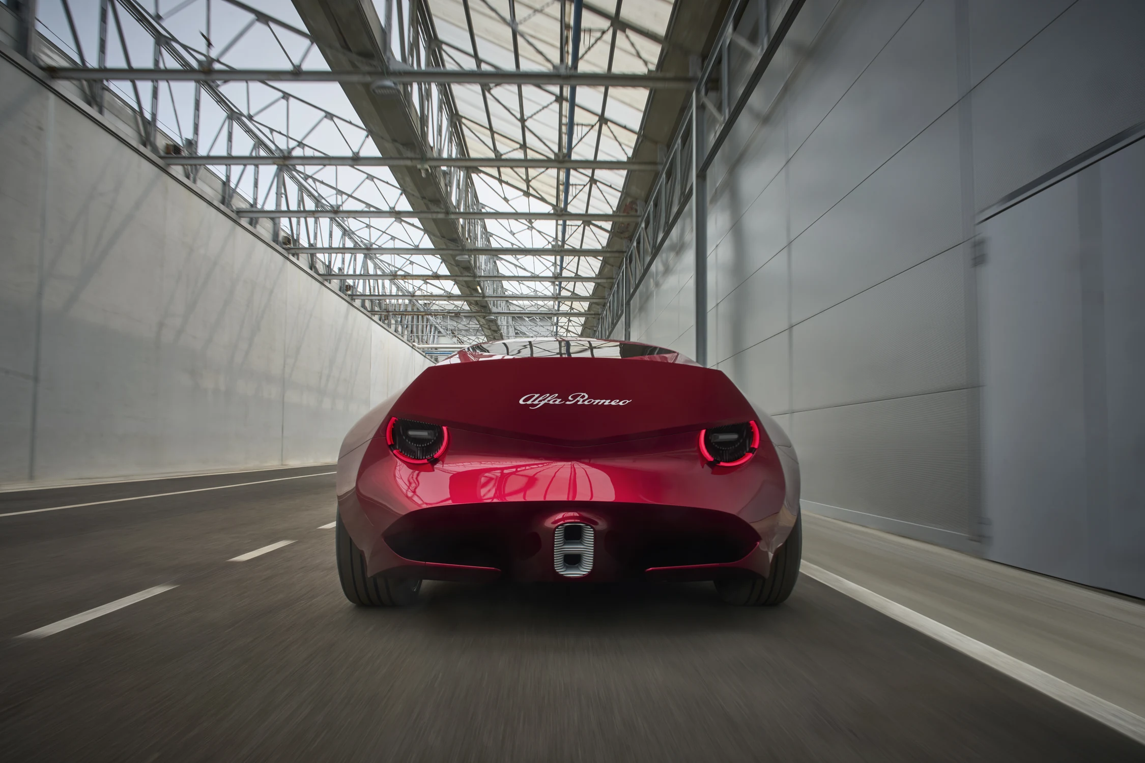 Parte trasera del Alfa Romeo Cuorerosso: luneta con forma de Scudetto y dos luces circulares