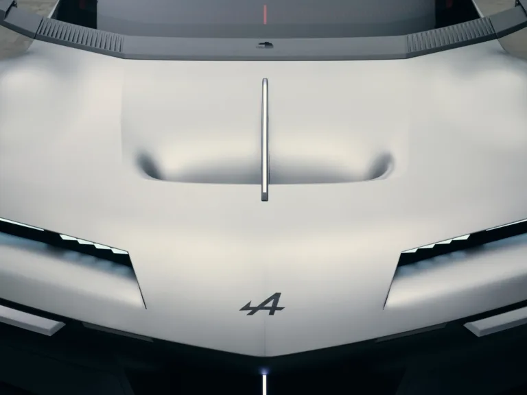 Capó del Alpine A310 Vision con la entrada de aire y la lámina central