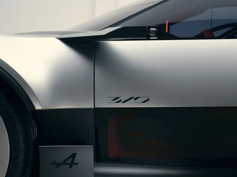 Detalle del costado del Alpine A310 Vision, con la marca 310 y el logotipo de Alpine