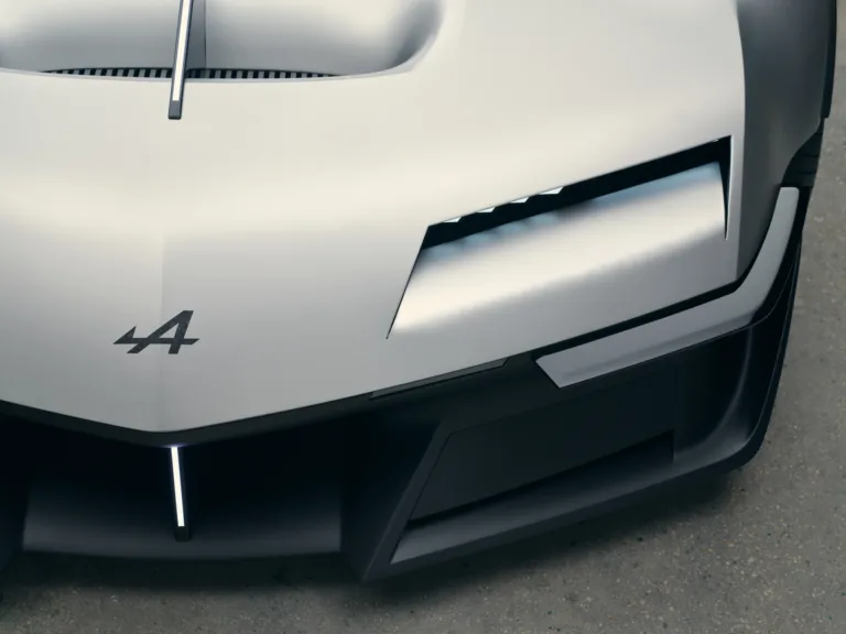 Detalle de los faros frontales del Alpine A310 Vision y del logotipo de la A flechada de Alpine