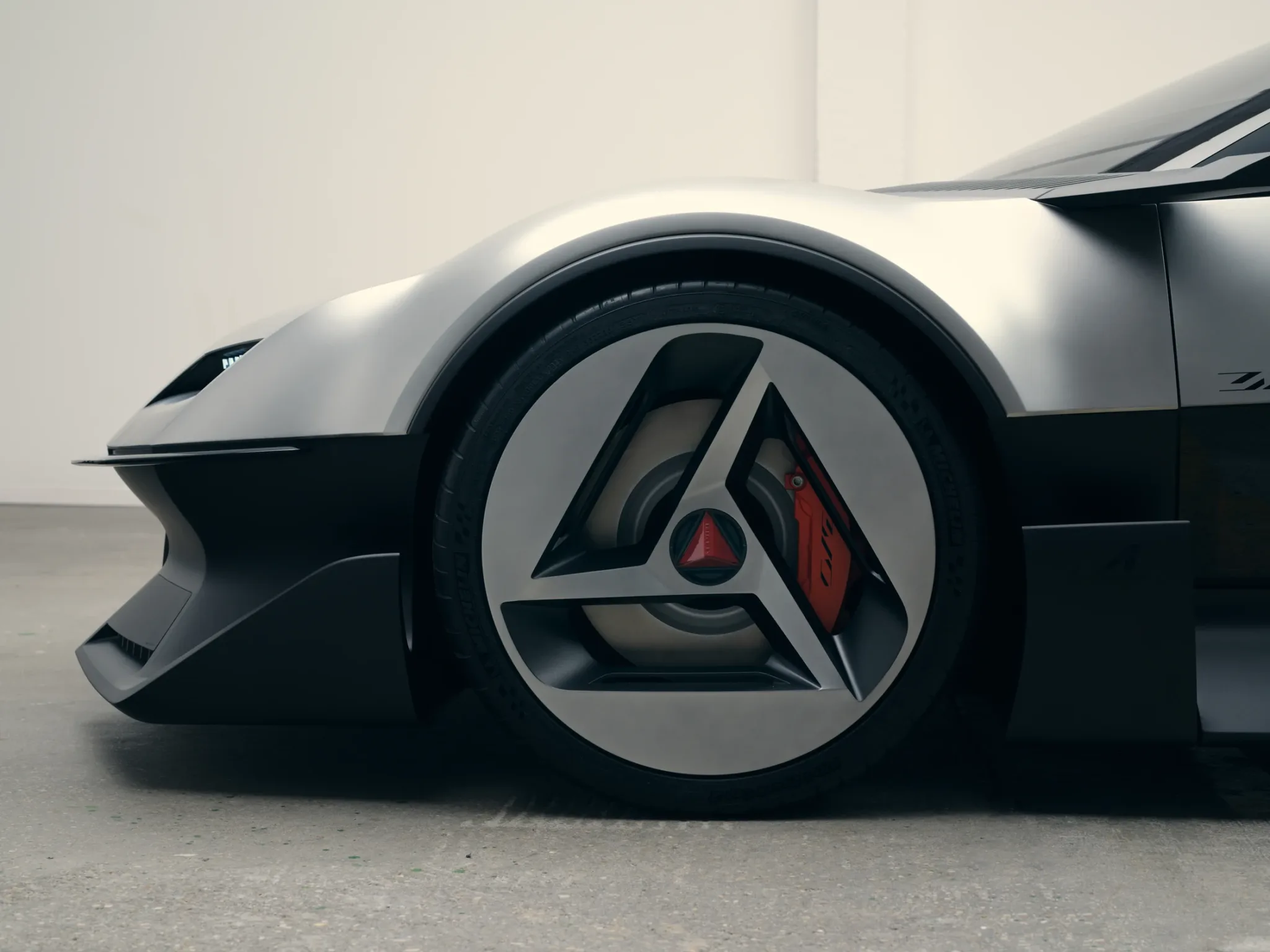 Llanta delantera del Alpine A310 Vision con la pinza de freno roja y el frente en negro