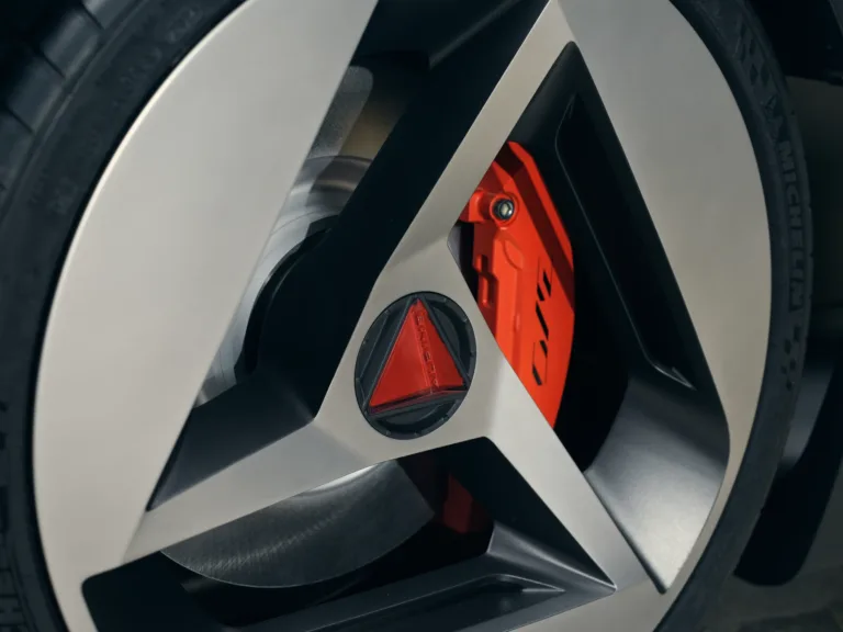 Llanta triangular en forma de A del Alpine A310 Vision, con la pinza de freno roja