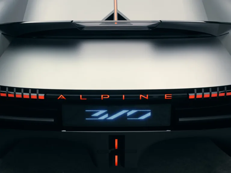 Detalle de las luces traseras y el alerón del Alpine A310 Vision