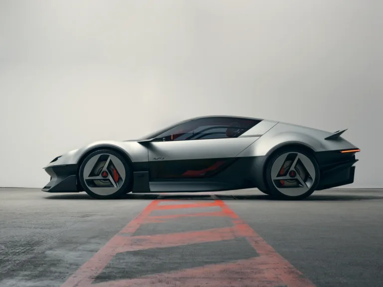 Perfil del Alpine A310 Vision, un deportivo bajo con cabina de burbuja y alerón en la zaga