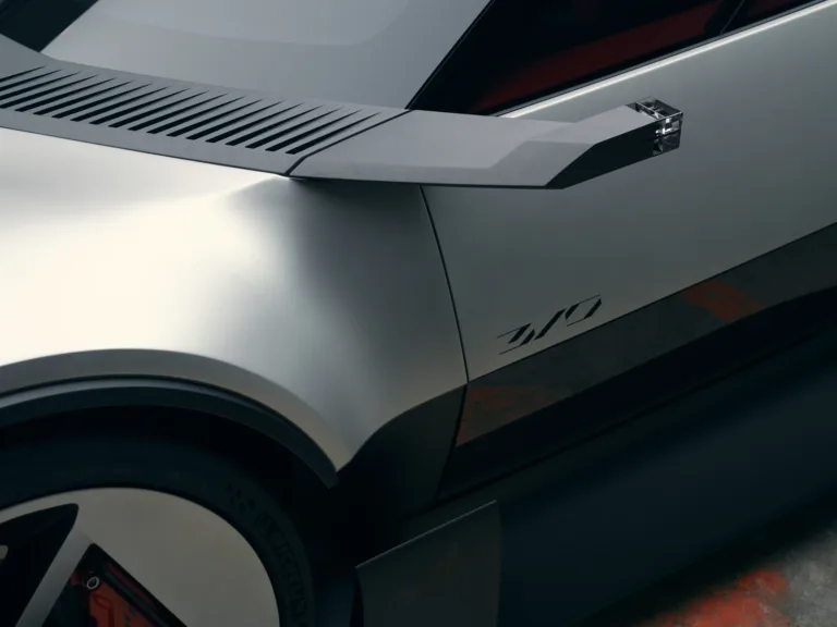 Rejillas de ventilación sobre la aleta del Alpine A310 Vision, con la marca 310 y la llanta