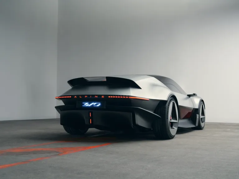 Zaga del Alpine A310 Vision, con el alerón y la franja luminosa trasera con el nombre de Alpine