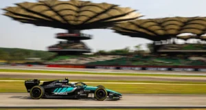 Monoplaza de Mercedes en la FP3 en Sepang, a alta velocidad frente a las tribunas con techos en forma de hoja