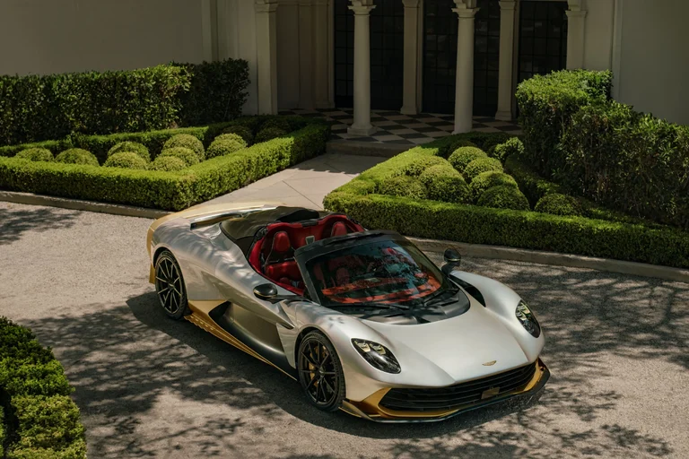 Aston Martin Valhalla Spider de tres cuartos frontales, visto desde arriba, en un camino de grava con setos