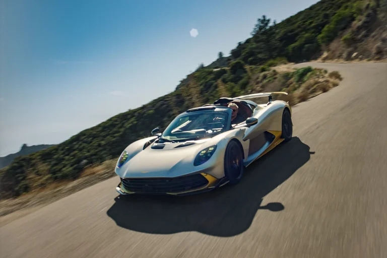 Aston Martin Valhalla Spider en una carretera de montaña, de tres cuartos frontales y en movimiento