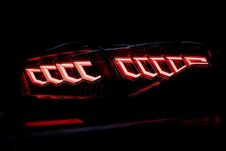 Luces traseras digitales OLED de Audi encendidas con una firma de bloques luminosos en rojo y blanco