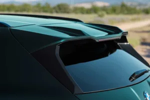 Alerón M en el borde del techo del BMW iX3 M60 xDrive, visto de cerca