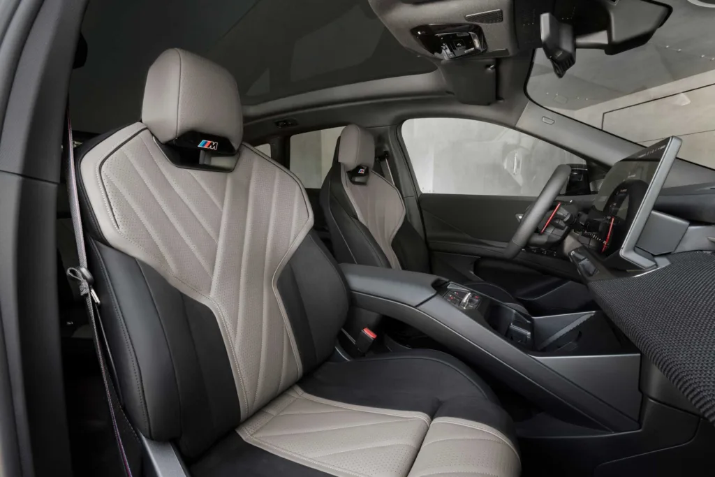 Asientos delanteros bicolor del BMW iX3 M60 xDrive, con el logotipo M en el reposacabezas