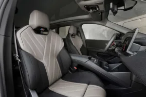 Asientos delanteros bicolor del BMW iX3 M60 xDrive, con el logotipo M en el reposacabezas