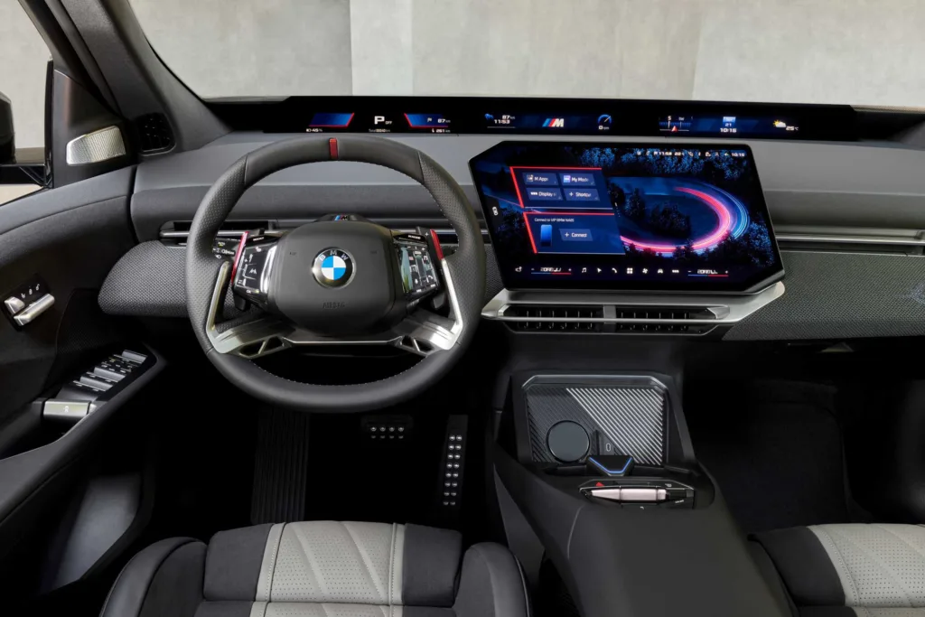 Interior del BMW iX3 M60 xDrive con volante M Sport y pantalla central de 17,9 pulgadas
