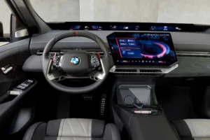 Interior del BMW iX3 M60 xDrive con volante M Sport y pantalla central de 17,9 pulgadas