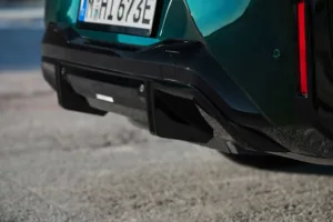 Difusor negro y luz trasera vertical del BMW iX3 M60 xDrive en primer plano