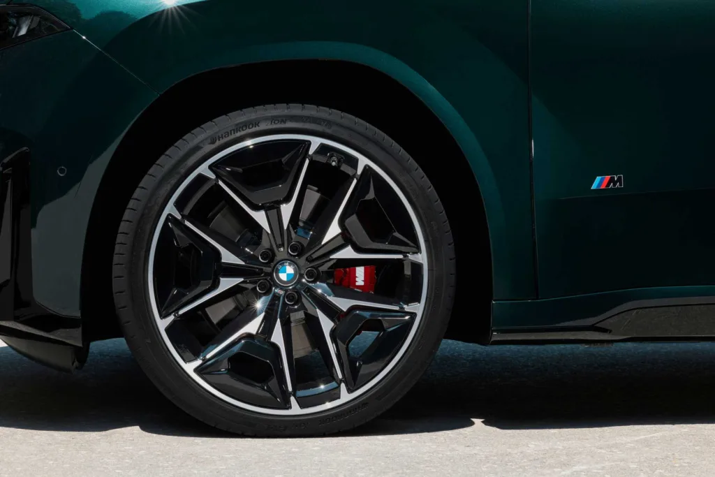 Llanta M de aleación con pinza de freno roja del BMW iX3 M60 xDrive