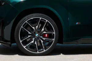 Llanta M de aleación con pinza de freno roja del BMW iX3 M60 xDrive