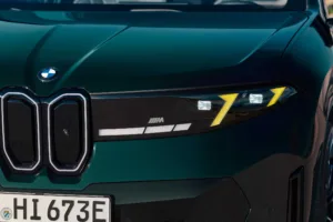 Faros M Yellow y emblema M en el frente del BMW iX3 M60 xDrive