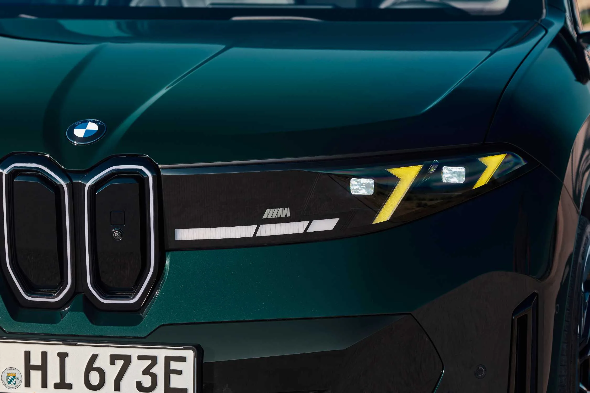 Faros M Yellow y emblema M en el frente del BMW iX3 M60 xDrive