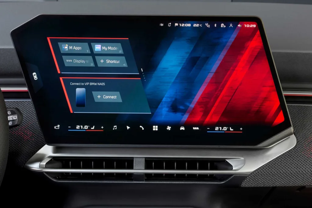 Pantalla central del BMW iX3 M60 xDrive con el menú de apps M y los colores de BMW M