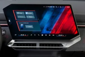 Pantalla central del BMW iX3 M60 xDrive con el menú de apps M y los colores de BMW M