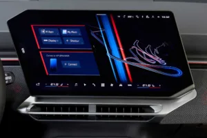 Pantalla central del BMW iX3 M60 xDrive con el gráfico de un circuito y las franjas de BMW M