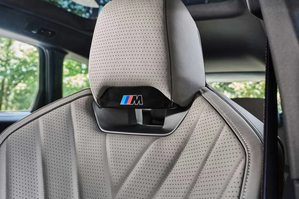 Reposacabezas del asiento del BMW iX3 M60 xDrive con el logotipo M