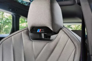 Reposacabezas del asiento del BMW iX3 M60 xDrive con el logotipo M