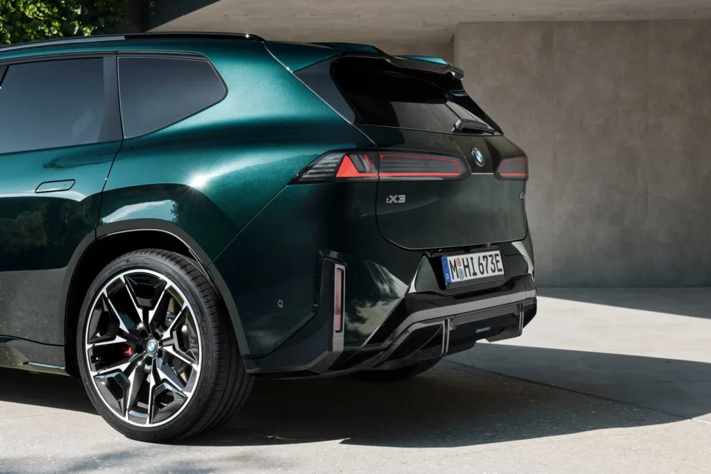 Zaga y llanta trasera del BMW iX3 M60 xDrive, con difusor negro y luces traseras