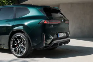 Zaga y llanta trasera del BMW iX3 M60 xDrive, con difusor negro y luces traseras