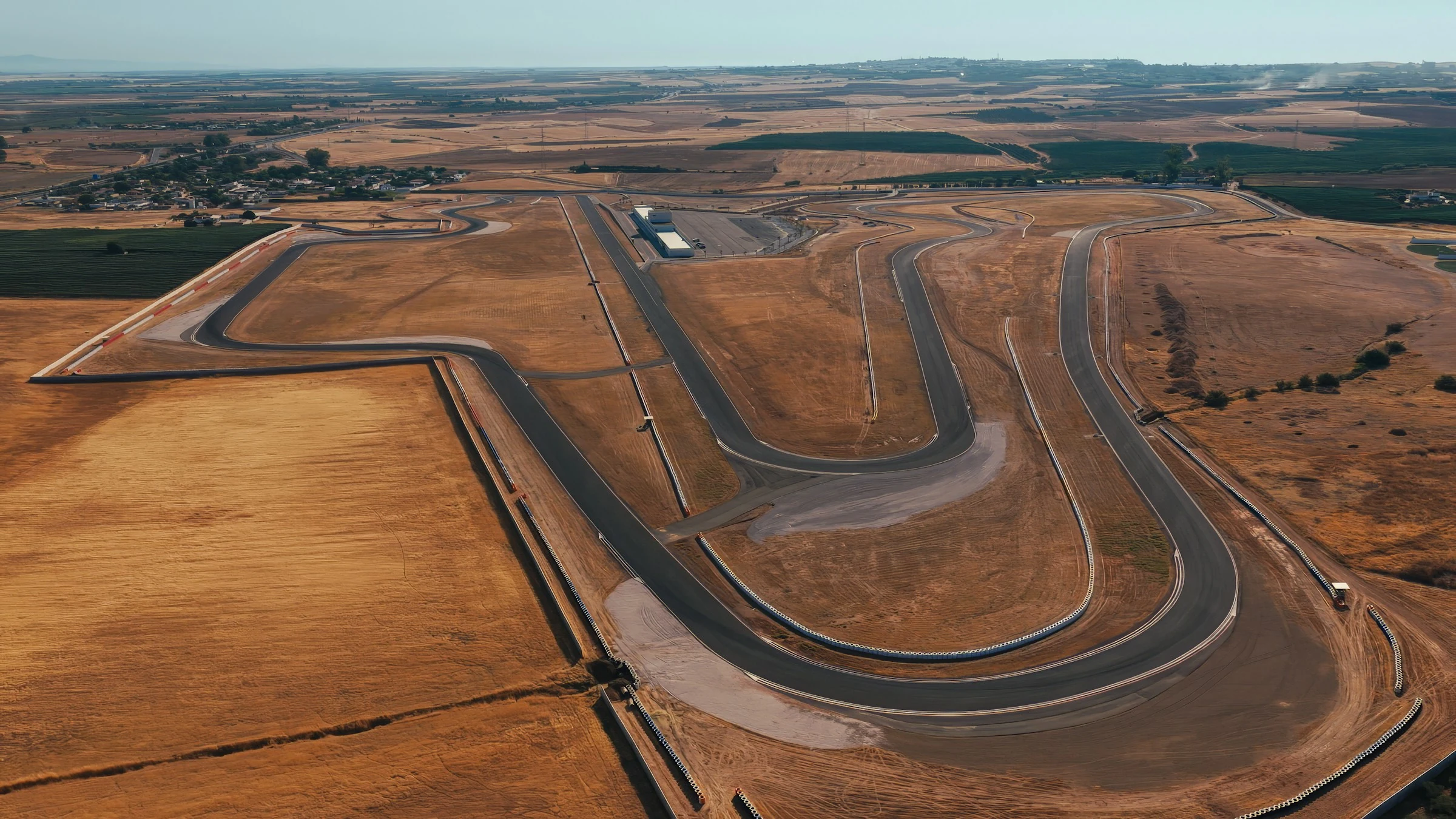 Vista aérea del circuito de Sevilla donde se probó el Bugatti Tourbillon, rodeado de campos secos
