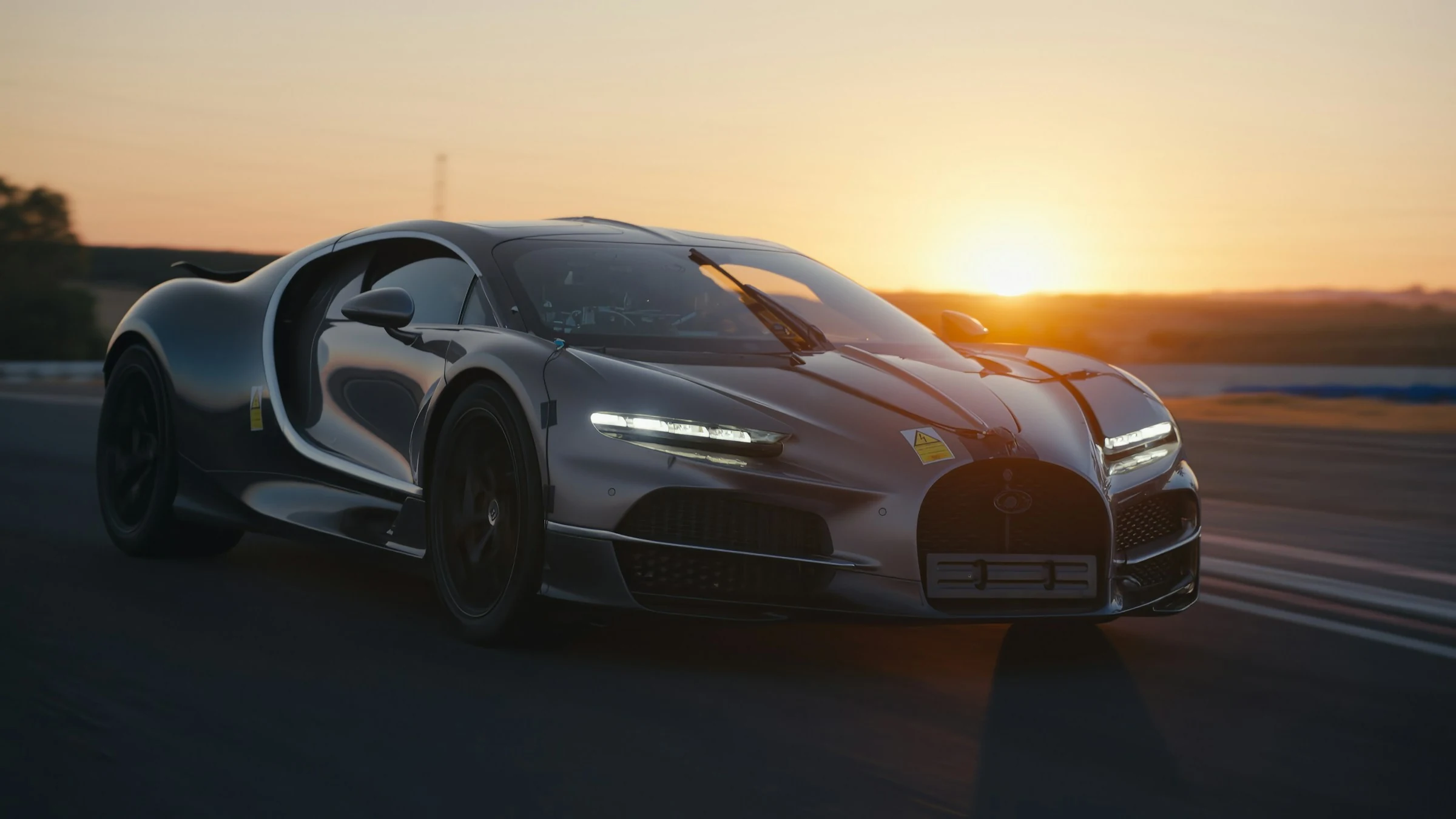 Bugatti Tourbillon gris visto de frente al atardecer durante las pruebas de calor en el sur de España